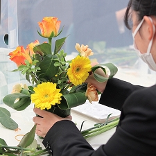 【授業紹介】ブライダル　お客さまのテーブルに欠かせない「卓上装花」に挑戦！
