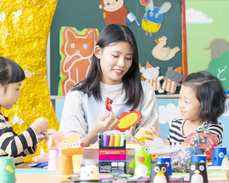 幼児保育学科の在学生と子供たちの画像