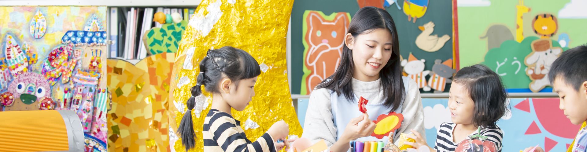 幼児保育学科の在学生と子供たちの画像