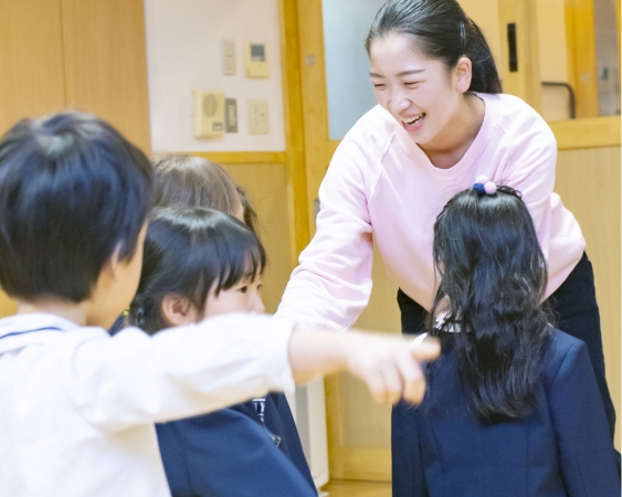 卒業生と子供たちの画像