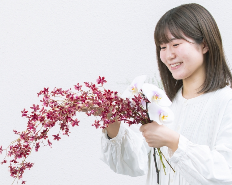 花を活ける学生の写真