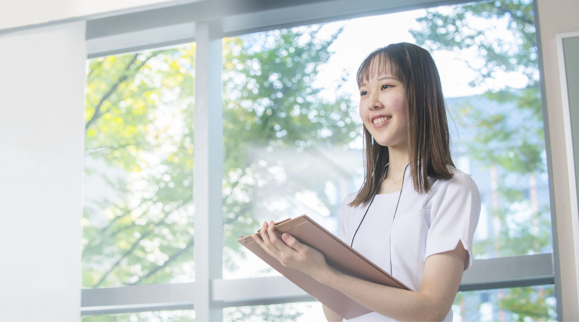 花を持った学生の画像